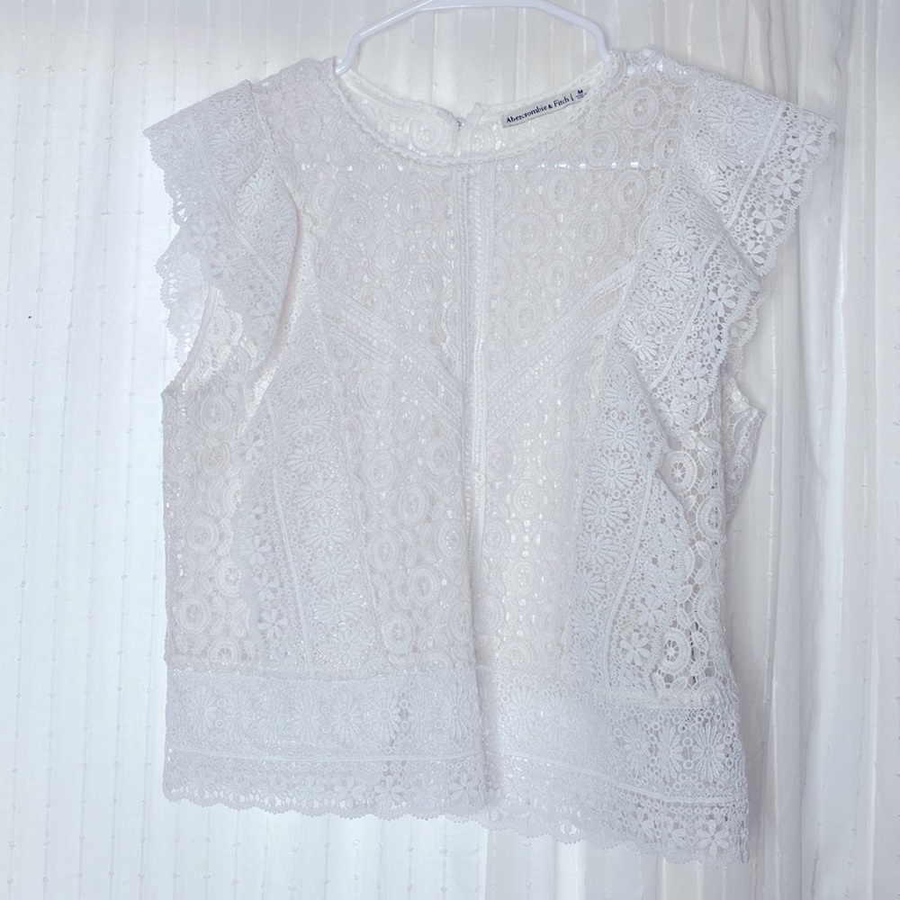 CROCHET TRIM SLEEVELESS LACE TOP IN WHITE